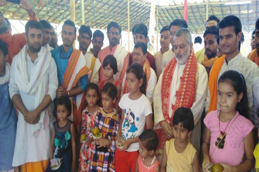 कन्यापूजन के पश्चात ब्रह्मचारी गिरीश जी एवम वैदिक पंडित