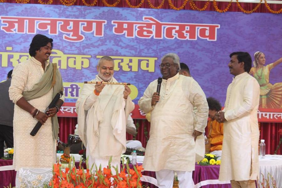 Pundit Amarnath Ji is presenting flute to Brahmachari Girish Ji 