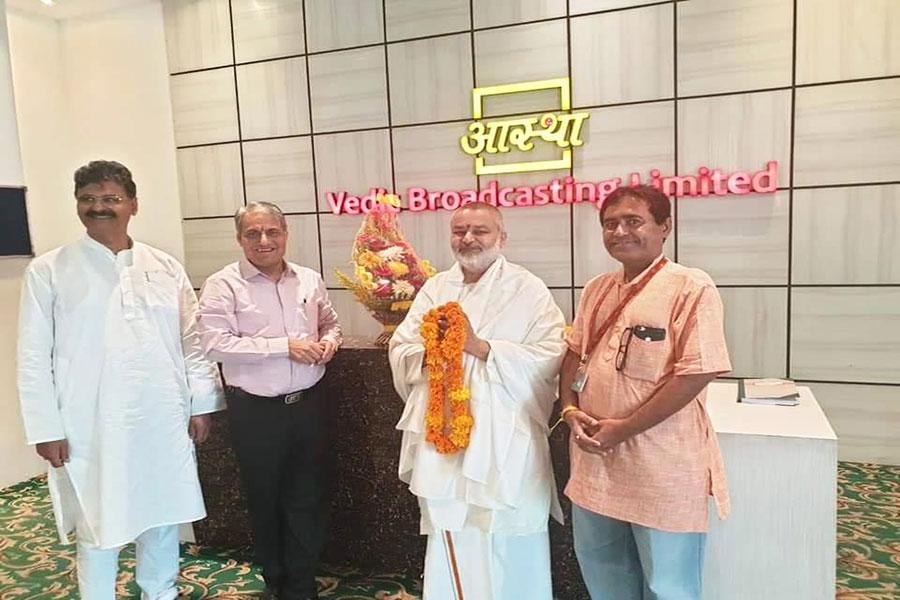 देश के पहले आध्यात्मिक चैनल के जनक महर्षि महेश योगी जी के सबसे प्रिय एवं कृपा पात्र शिष्य आदरणीय पूज्य ब्रह्मचारी गिरीश जी, कुलपति, महर्षि महेश योगी वैदिक विश्वविद्यालय, मध्यप्रदेश एवं अध्यक्ष, महर्षि विद्या मंदिर ग्रुप ने आस्था भवन नोएडा में पधार कर समस्त आस्था परिवार को अपना आशीर्वाद देकर कृतार्थ किया एवं आस्था के माध्यम से धर्म, अध्यात्म एवं वैदिक संस्कृति को घर-घर पहुंचाने के कार्य एवं आध्यात्मिक विषयों पर आस्था टीवी चैनल के सीईओ श्री प्रमोद जोशी एवं भारत स्वाभिमान संगठन के मुख्य केंद्रीय प्रभारी आदरणीय भाई श्री राकेश जी के साथ गहन चर्चा की। 