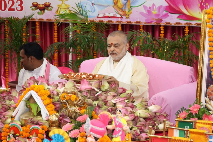 आज देश भर में सभी महर्षि संगठनों में दीपावली मनाई गई। गुरुदेव ब्रह्मानंद सरस्वती आश्रम भोपाल में महाऋषि वैदिक पंडितों के साथ ब्रह्मचारी गिरीश जी द्वारा पूजा अर्चना की गई। विश्व परिवार के सभी सदस्यों की शांति, समृद्धि, उत्तम स्वास्थ्य, अजेयता और आत्मज्ञान के लिए श्री महालक्ष्मी जी का आशीर्वाद प्राप्त हुआ।