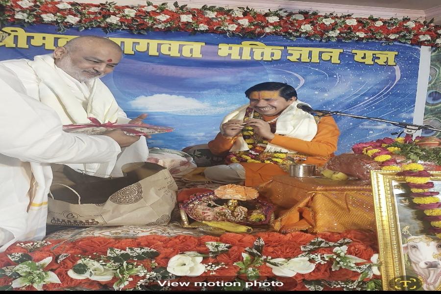 Brahmachari Girish Ji has visited with Shri Ramdev Dube and Shri Ashok Arora Sanatan Sanskar Dham, Anand Vatika, Vrindavan to attend Shrimadbhagwat Katha session being done by Dr. Acharya Shri Ramvilas Chaturvedi Ji Maharaj. Brahmachari Ji has honoured Acharya Ji with flower garland, tulsi garland, shawl and sweets.