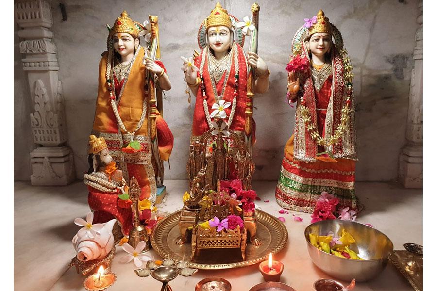 ब्रह्मचारी गिरीश जी ने अयोध्या में श्रीराम मंदिर के शिलान्यास समारोह के उपलक्ष्य में अपने श्रीराम दरबार मंदिर में पूजन कर दीप प्रज्वलित किये। जय श्रीसीतारामजी	