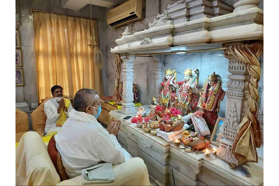पूज्य ब्रह्मचारी गिरीश जी ने भगवान श्रीरामदरबार में पूजन करते हुए।