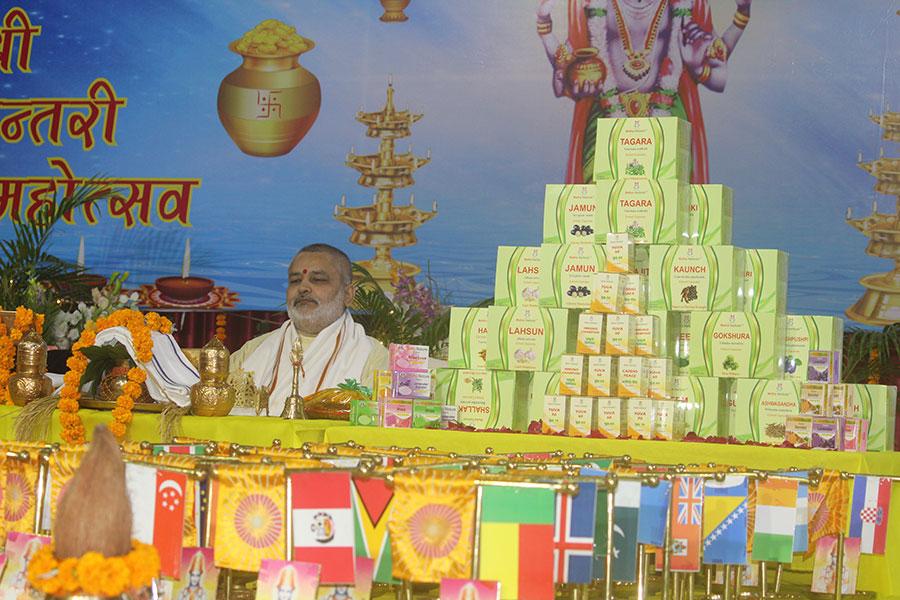 महर्षि संस्थान के प्रमुख पूज्य ब्रह्मचारी गिरीश जी ने तीन दिवसीय दिवाली उत्सव गुरुदेव ब्रह्मानंद सरस्वती आश्रम भोपाल में मनाया।