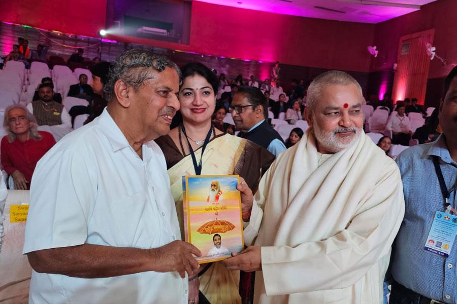 Brahmachari Girish Ji presented his book to famous Guru Doctor Nagendra ji, Chancellor of S. Vyasa University, Bengaluru. Doctor Nagendra ji invited Girish ji to visit his University.