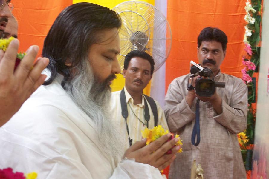 Shri Guru Purnima Celebration 2009 at Bhopal Brahmachari Girish Ji is performing Guru Pujan on Guru Purnima July 2009.