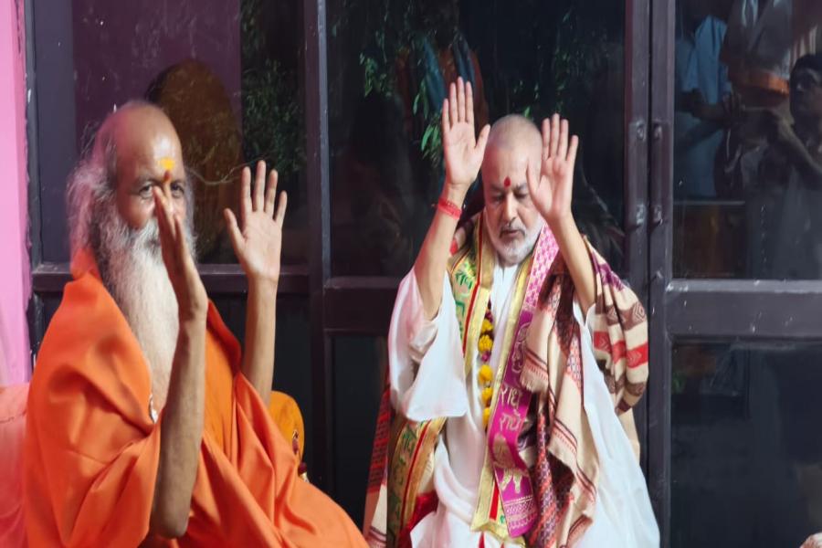 Brahmachari Girish Ji has visited Paramhans Pujya Swami Shri Gyananand Saraswati Ji Maharaj, Govardhan Shri Peethadheeshwar at Govardhan, Vrindavan with Shri Ramdev Dube and Shri Ashok Arora. Brahmachari Ji has honoured Swami Ji with flower garland, tulsi garland, shawl and sweets.