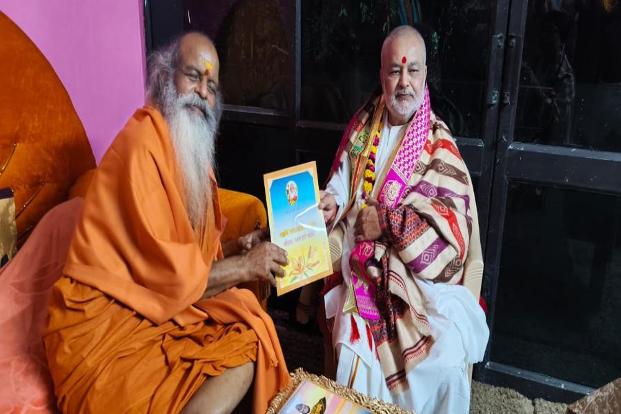 Brahmachari Girish Ji has visited Paramhans Pujya Swami Shri Gyananand Saraswati Ji Maharaj, Govardhan Shri Peethadheeshwar at Govardhan, Vrindavan with Shri Ramdev Dube and Shri Ashok Arora. Brahmachari Ji has honoured Swami Ji with flower garland, tulsi garland, shawl and sweets.