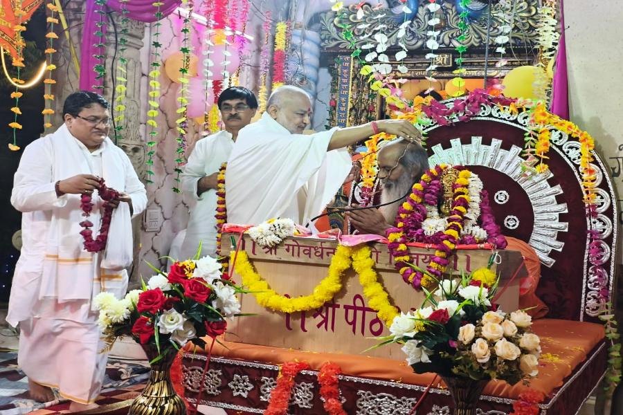 Brahmachari Girish Ji has visited Paramhans Pujya Swami Shri Gyananand Saraswati Ji Maharaj, Govardhan Shri Peethadheeshwar at Govardhan, Vrindavan with Shri Ramdev Dube and Shri Ashok Arora. Brahmachari Ji has honoured Swami Ji with flower garland, tulsi garland, shawl and sweets.