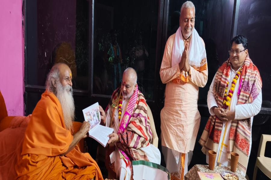 Brahmachari Girish Ji has visited Paramhans Pujya Swami Shri Gyananand Saraswati Ji Maharaj, Govardhan Shri Peethadheeshwar at Govardhan, Vrindavan with Shri Ramdev Dube and Shri Ashok Arora. Brahmachari Ji has honoured Swami Ji with flower garland, tulsi garland, shawl and sweets.