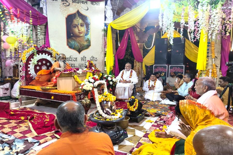 Brahmachari Girish Ji has visited Paramhans Pujya Swami Shri Gyananand Saraswati Ji Maharaj, Govardhan Shri Peethadheeshwar at Govardhan, Vrindavan with Shri Ramdev Dube and Shri Ashok Arora. Brahmachari Ji has honoured Swami Ji with flower garland, tulsi garland, shawl and sweets.