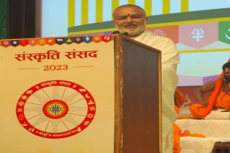 Brahmachari Girish Ji attended Sanskriti Sansad at Varanasi organised by Akhil Bhartiya Sant Samiti and Ganga Mahasabha in coordination of Swami Jitendranand Saraswati Ji, Mahamantri Ganga Mahasabha. More than 1200 Mahatmas from all over India attended the Sansad in Rudraksh Auditorium and Convention Centre. Girish Ji also addressed the Sansad and invited all Saints to be together to create permanent World Peace based on Vedic Principles and Technologies.