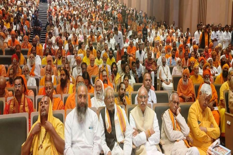 Brahmachari Girish Ji attended Sanskriti Sansad at Varanasi organised by Akhil Bhartiya Sant Samiti and Ganga Mahasabha in coordination of Swami Jitendranand Saraswati Ji, Mahamantri Ganga Mahasabha. More than 1200 Mahatmas from all over India attended the Sansad in Rudraksh Auditorium and Convention Centre. Girish Ji also addressed the Sansad and invited all Saints to be together to create permanent World Peace based on Vedic Principles and Technologies.