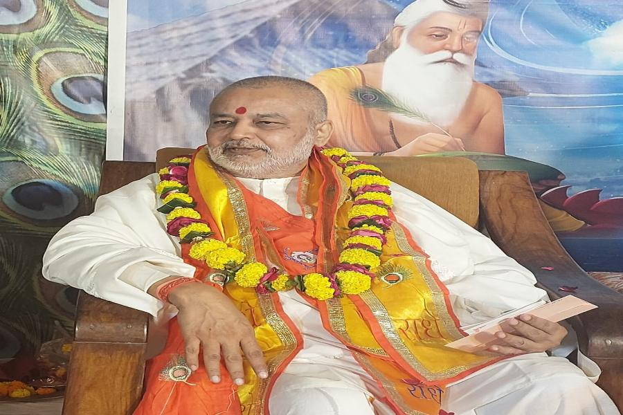 Brahmachari Girish Ji has visited with Shri Ramdev Dube and Shri Ashok Arora Sanatan Sanskar Dham, Anand Vatika, Vrindavan to attend Shrimadbhagwat Katha session being done by Dr. Acharya Shri Ramvilas Chaturvedi Ji Maharaj. Brahmachari Ji has honoured Acharya Ji with flower garland, tulsi garland, shawl and sweets.