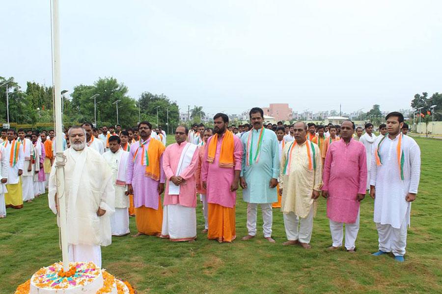 Brahmachari Girish Ji chanting 