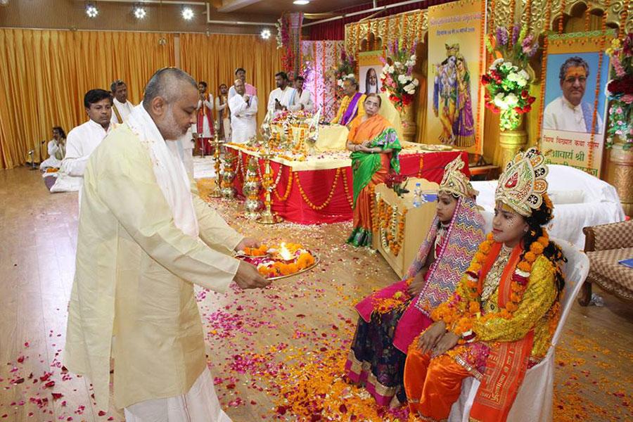 Brahmachari Dr Girish Varma Ji performing Aarti of Shri Radha Krishna Ji