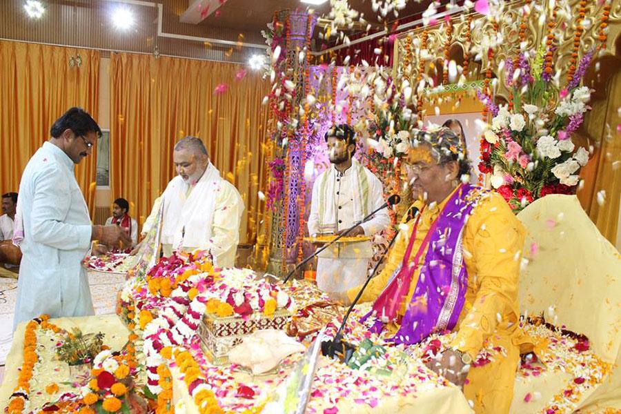 Acharya Ji showered with flowers on Last Day - Katha Vishram Day of Shrimad Bhagwat Katha Amrit Pravah organised at Maharishi Utsav Bhawan of Gurudev Brahmanand Saraswati Ashram