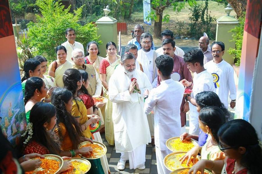 Brahmachari Girish Ji is being welcomed in Shoranur.
