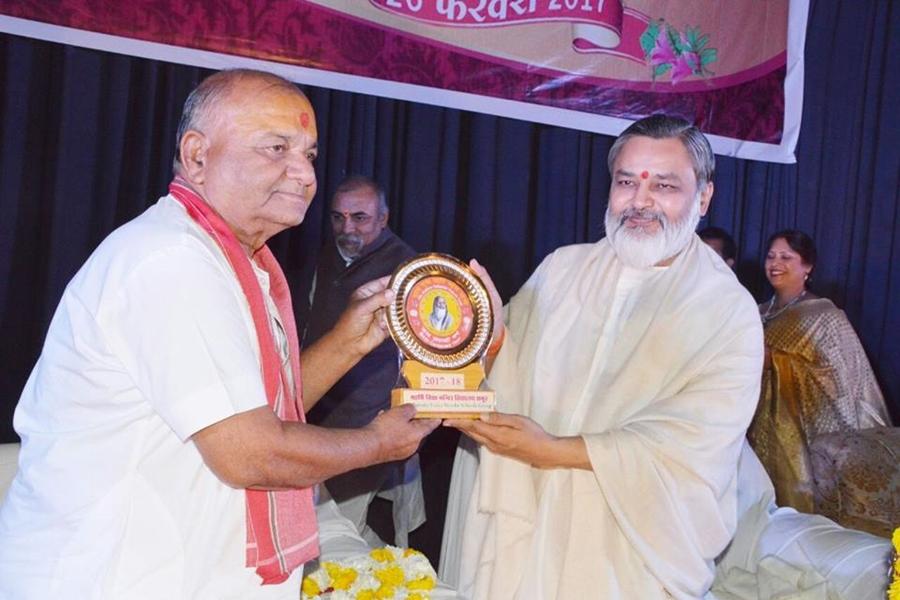 Brahmachari Girish Ji Hon'able Chairman honouring the chief Guest with memento at Maharishi Birth Centenary Celebration held at Jabalpur on 26 Feb 2017.

