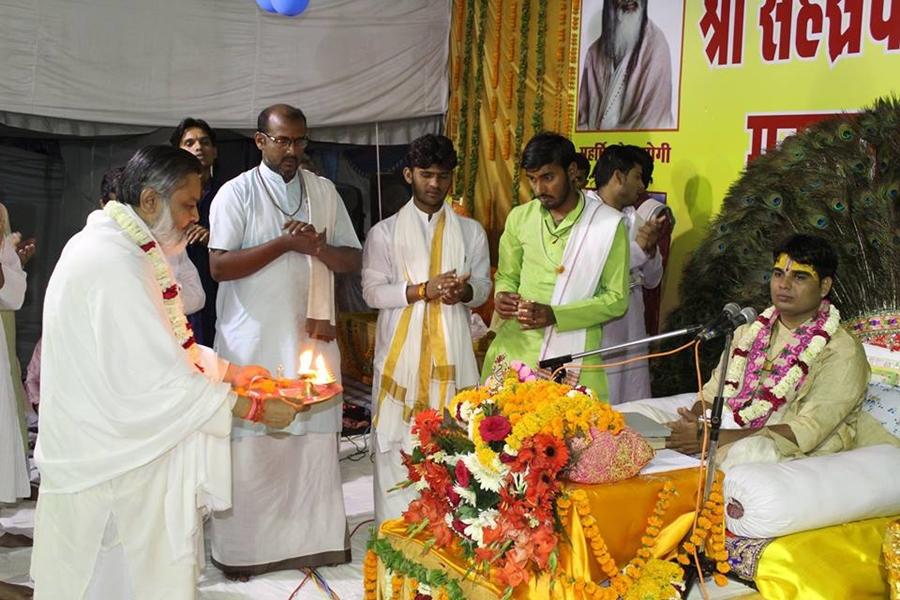 Brahmachari Girish Ji is doing Pujan and Aarti of Shrimadbhagwat Ji.

