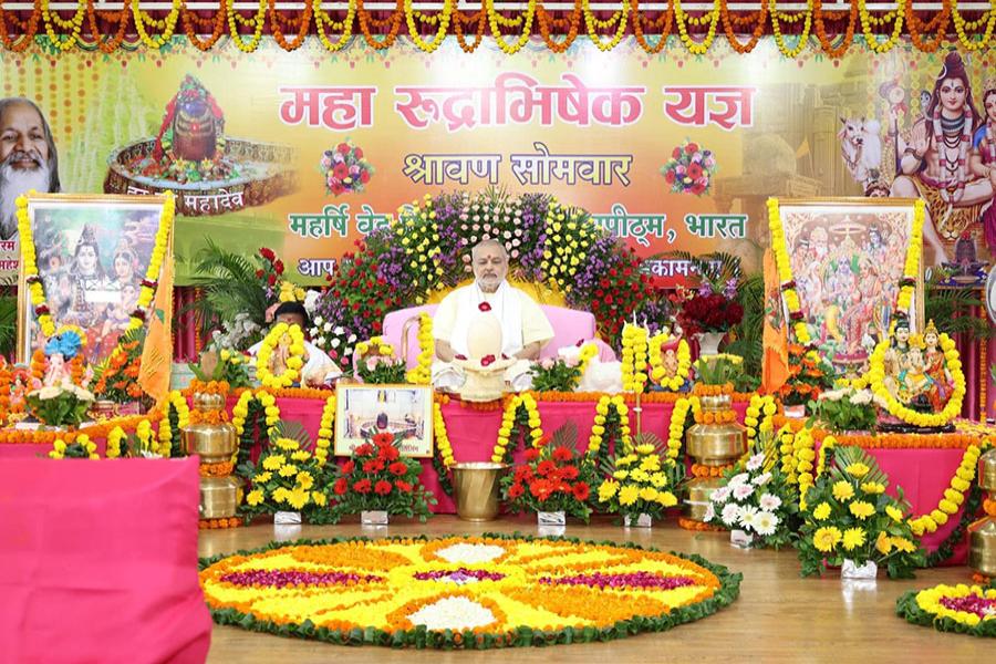 Brahmachari Girish Ji has performed Maharudrabhishek with 121 Maharishi Vedic Pundits today on third Shravan Somvar (Monday) at Gurudev Brahmanand Saraswati Ashram Bhopal.