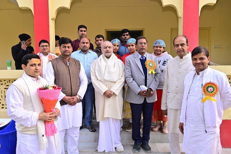 फतेहपुर। महर्षि विद्या मंदिर विद्यालय समूह के अध्यक्ष एवं विश्व शांति आंदोलन के प्रमुख ब्रह्मचारी डॉ. गिरीश जी के पावन सानिध्य में 'ज्ञान युग दिवस' (वार्षिकोत्सव) का भव्य आयोजन किया गया।