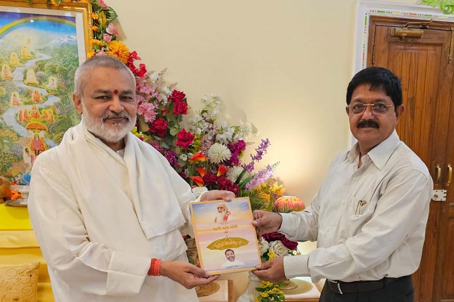 Brahmachari Girish Ji has presented his book - महर्षि महेश योगी जी की दैवीय छत्रछाया में ब्रह्मचारी गिरीश (Brahmachari Girish Under Divine Umbrella of His Holiness Maharishi Mahesh Yogi Ji) to Honourable Ex- District and Session Judge, Shri M.P. Tiwari Ji.