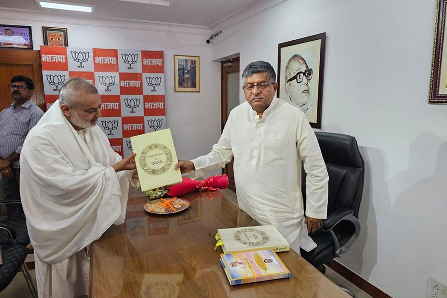 Brahmachari Girish Ji met Honorable Shri Ravi Shankar Prasad Ji, former Union Minister, Present Member of Parliament and a very senior Lawyer of Supreme Court of Bharat.