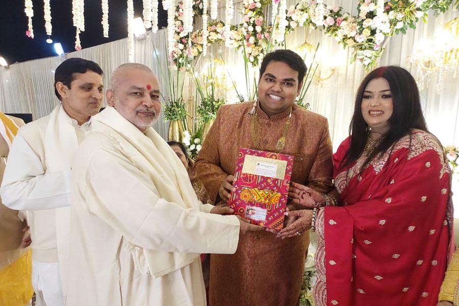Ved Vidya Martand Brahmachari Girish ji has attended marriage reception of dear Alok and Shruti Shrivastava and given his blessings and best wishes.