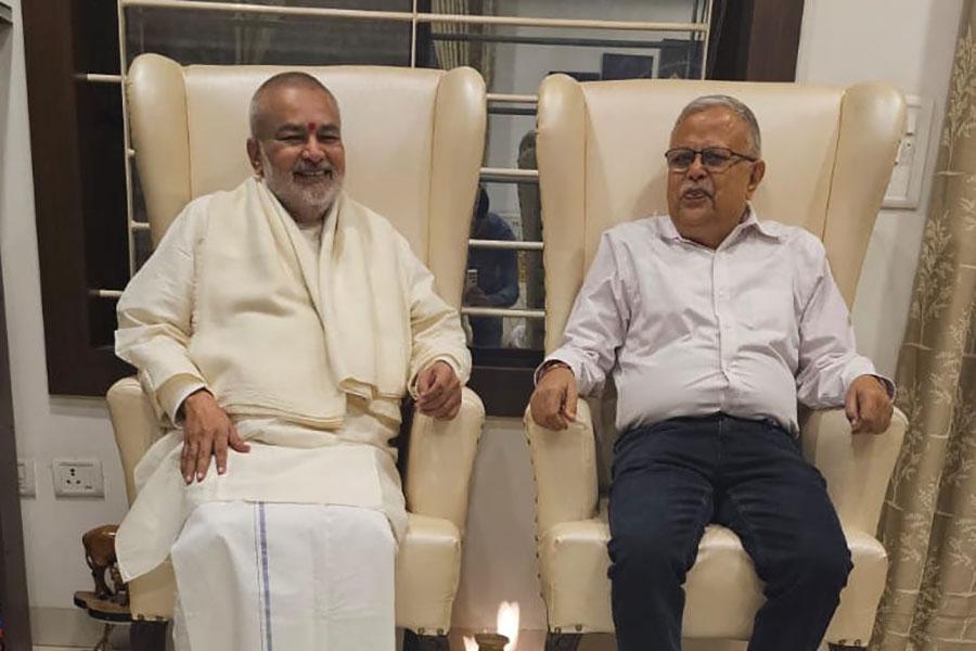 Brahmachari Girish Ji met with Honourable Shri Atulanand Awasthy Ji, Senior Lawyer of Madhya Pradesh High Court and presented his new book.