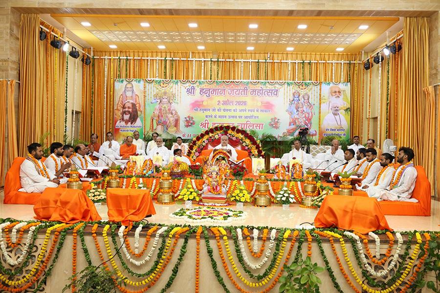 हनुमान चालीसा के सामूहिक पाठ से हनुमान जी के समस्त गुणों का स्वयं की चेतना में जागरण संभव : ब्रह्मचारी गिरीश जी 