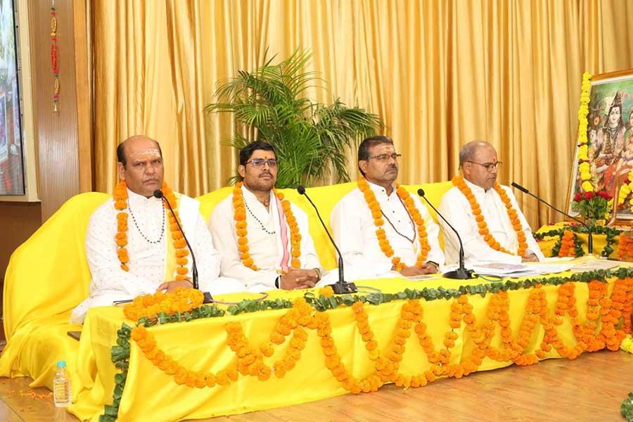 Ved Vidya Martand Brahmachari Girish Ji has performed Maharudrabhishek on fourth Shravan Somvar with 121 Maharishi Vedic Pundits and Acharyas with the sankalpa of wellbeing of all dear members of our world family. Heavy rain started with Abhishek and ended on completion. Good oman. Jai Guru Dev, Jai Maharishi, Jai Shiv Shankar Ji.