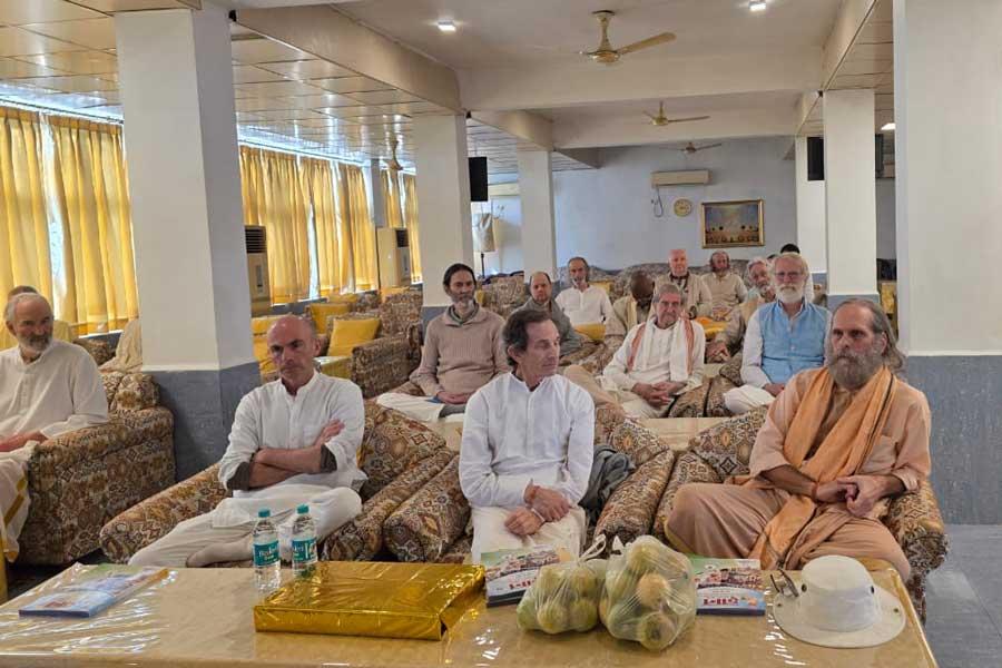 Brahmachari Girish Ji visited International Campus of Maharishi Mahesh Yogi Vedic University at Bijauri Brahmasthan of India and addressed a group of international course participants.