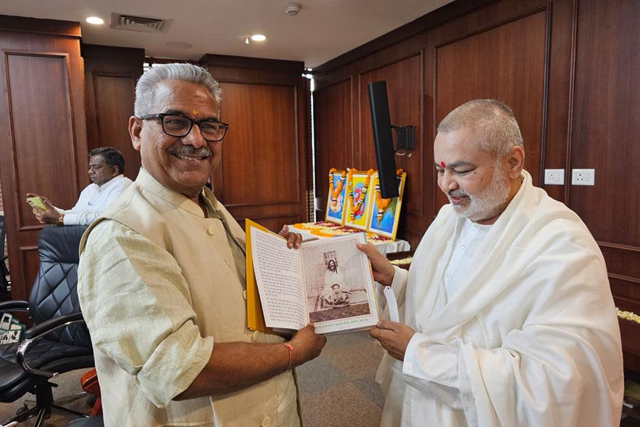 Brahmachari Girish Ji met respected Dr. Krishna Gopal Ji Sah- Sarkaryavahak of RSS in a conference and presented his book . Girish ji also briefed about his life with Maharishi ji and also mentioned about all programmes of Maharishi Organization. 
