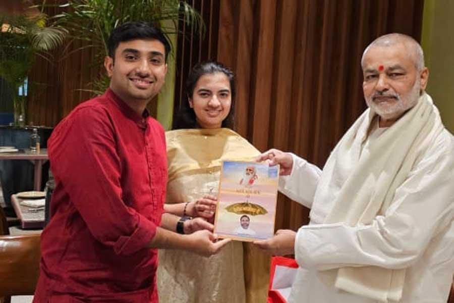 Brahmachari Girish ji met Smt. Rageshri Tare (ex-student of Maharishi Vidya Mandir School) and her husband Shri Mohit Tare and presented them book. Both of them are very accomplished software engineers and are highly placed in multinational companies.