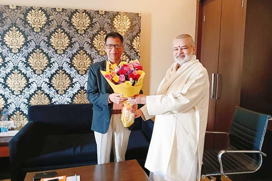 Brahmachari Girish ji met Honorable Vice Chancellor of Vikram University Ujjain and presented him book . Both had a very fruitful discussion on present situation of higher education and new National Education Policy.