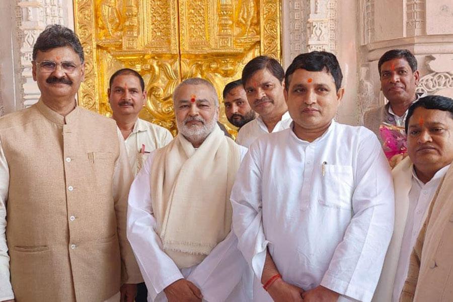 Brahmachari Girish Ji visited Ayodhya ji with Ramdev ji, Ved Prakash Sharma ji, Vandana Sharma ji, Basant Das ji and Ashutosh Rastogi ji and got darshan and blessings of Shri Raamlala ji. Main pujaries have given their blessings in the form of Raamnaami Angvastram and bhog prasadam.