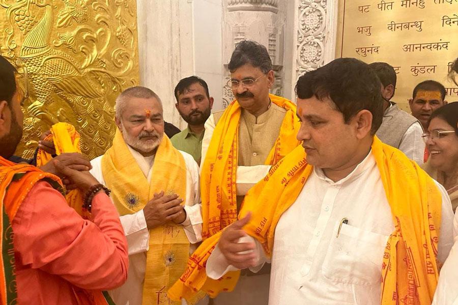 Brahmachari Girish Ji visited Ayodhya ji with Ramdev ji, Ved Prakash Sharma ji, Vandana Sharma ji, Basant Das ji and Ashutosh Rastogi ji and got darshan and blessings of Shri Raamlala ji. Main pujaries have given their blessings in the form of Raamnaami Angvastram and bhog prasadam.