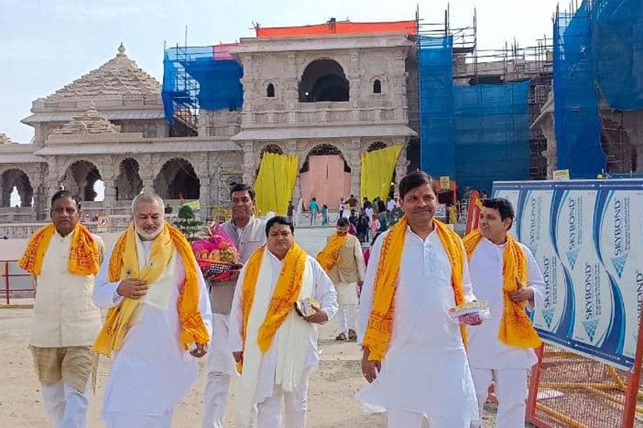 Brahmachari Girish Ji visited Ayodhya ji with Ramdev ji, Ved Prakash Sharma ji, Vandana Sharma ji, Basant Das ji and Ashutosh Rastogi ji and got darshan and blessings of Shri Raamlala ji. Main pujaries have given their blessings in the form of Raamnaami Angvastram and bhog prasadam.