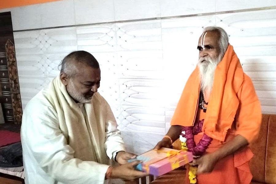 During Ayodhya Ji visit Brahmachari Girish Ji with Maharishi Organisation delegation visited Swami Dr. Ramvilas Vedanti Ji Maharaj, honoured him with garland, shawl, sweets and Shriphal.
