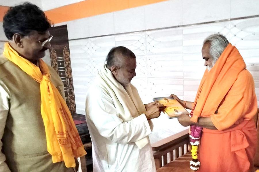 During Ayodhya Ji visit Brahmachari Girish Ji with Maharishi Organisation delegation visited Swami Dr. Ramvilas Vedanti Ji Maharaj, honoured him with garland, shawl, sweets and Shriphal.
