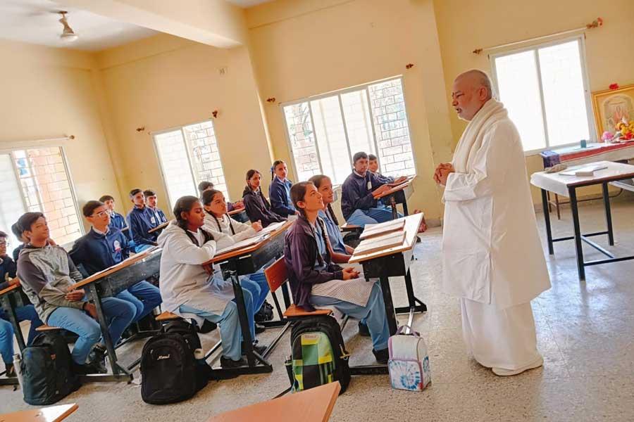 Brahmachari Girish ji visited several classes at Maharishi Centre of Excellence Bengaluru and interacted with teachers and students.