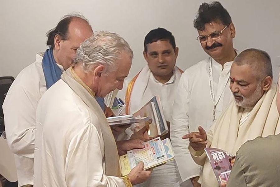 Brahmachari Girish Ji, Shri Ved Prakash Sharma, Shri Yateesh Saxena, Shri Ramdev and other members of MVM Schools Group have met Dr. Tony Nader (Maharajadhiraj Rajaram Ji) during assembly of 10000 Siddhas at Hyderabad.
