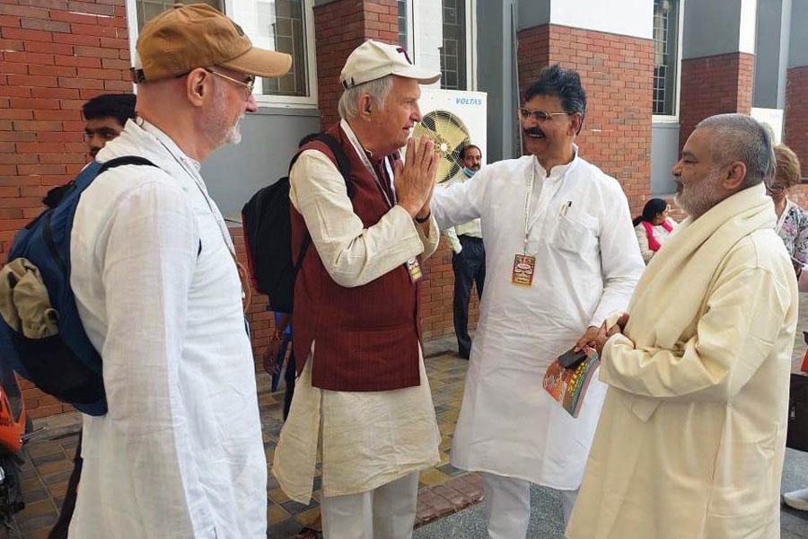 Brahmachari Girish Ji met Dr. Oliver Verner, A medical doctor and great expert on Ayurveda during visit to 10000 Siddha's assembly for World Peace at Hyderabad.