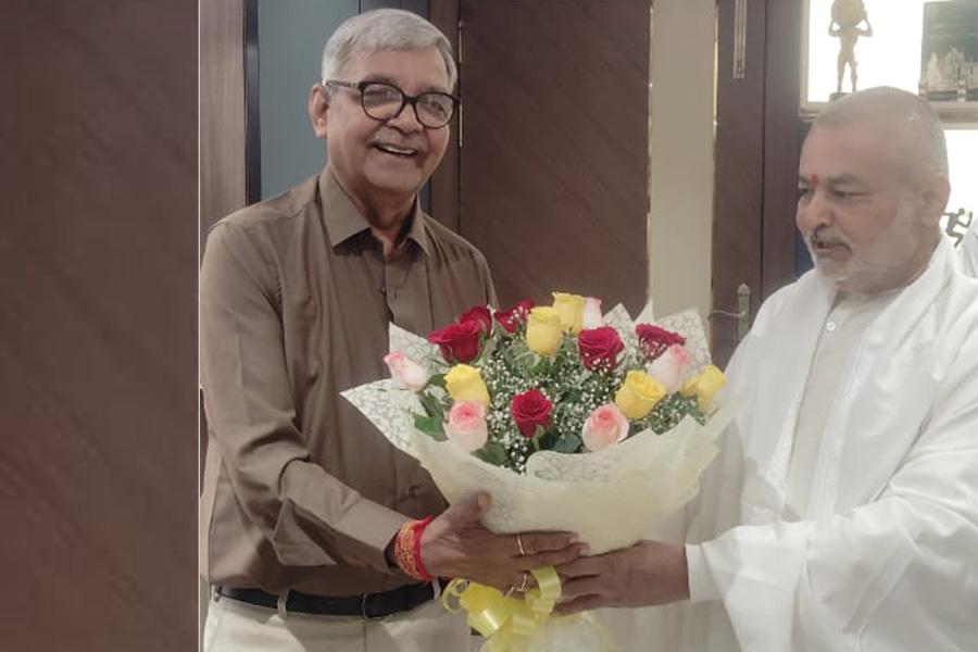 Brahmachari Girish ji has paid a courtesy visit to highly reputed, honored and senior lawyer of Madhya Pradesh High Court, Shri Anil Khare ji and presented his book 