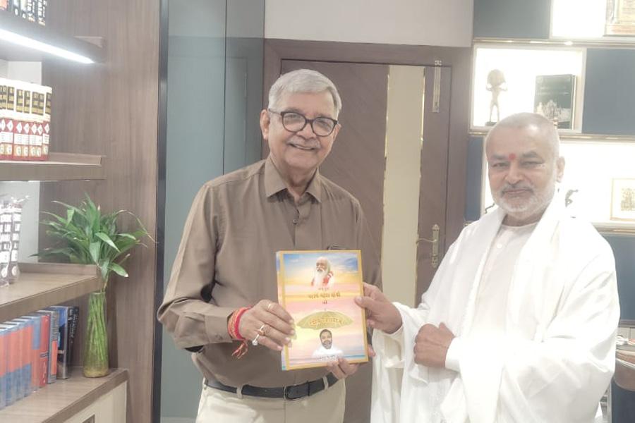 Brahmachari Girish ji has paid a courtesy visit to highly reputed, honored and senior lawyer of Madhya Pradesh High Court, Shri Anil Khare ji and presented his book 