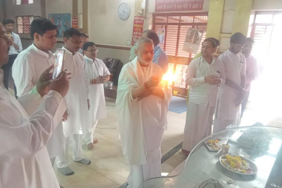Brahmachari Girish ji has done puja and Aarti at famous Ramlala Hanuman temple at Jabalpur with Shri Ramdev, Shri Ajay Grover and Shri Dheeraj Kumar and presented his book 