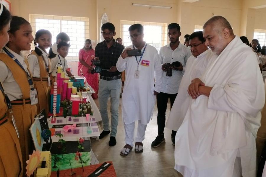 Brahmachari Girish ji has inaugurated and visited Science Exhibition organised by students of Maharishi Vidya Mandir Bhandara. Brahmachari ji has appreciated models display and gave many suggestions to improve the models. Students were thrilled to have school group Chairman with them.