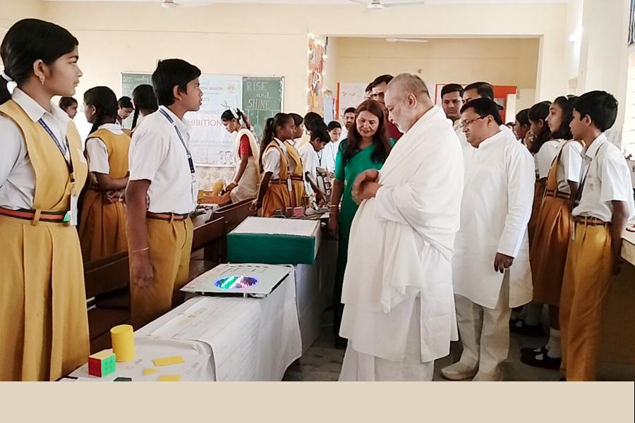 Brahmachari Girish ji has inaugurated and visited Science Exhibition organised by students of Maharishi Vidya Mandir Bhandara. Brahmachari ji has appreciated models display and gave many suggestions to improve the models. Students were thrilled to have school group Chairman with them.