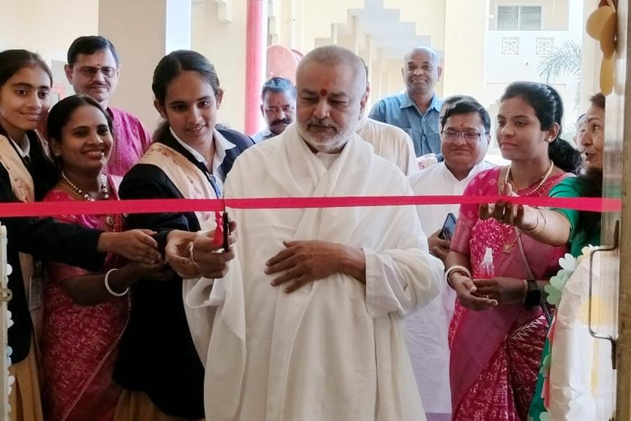 Brahmachari Girish ji has inaugurated and visited Science Exhibition organised by students of Maharishi Vidya Mandir Bhandara. Brahmachari ji has appreciated models display and gave many suggestions to improve the models. Students were thrilled to have school group Chairman with them.